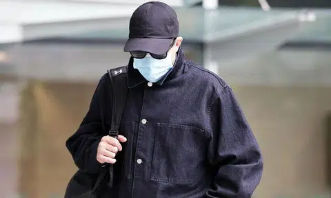 Jonathan David Lowe was sentenced to six weeks' jail and fined $1,000 after pleading guilty to voluntarily causing hurt and being a public nuisance. ST PHOTO: KELVIN CHNG