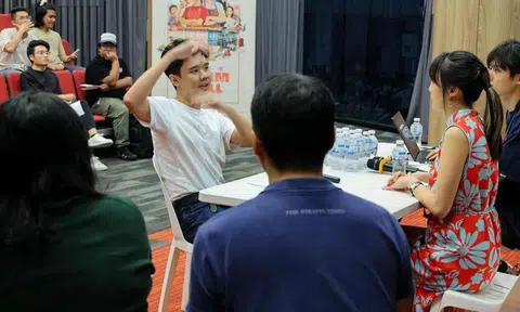 A 29-year-old software engineer (in white) was the only moviegoer who requested a refund from director-actress Annette Lee after watching her movie Dream Stall.