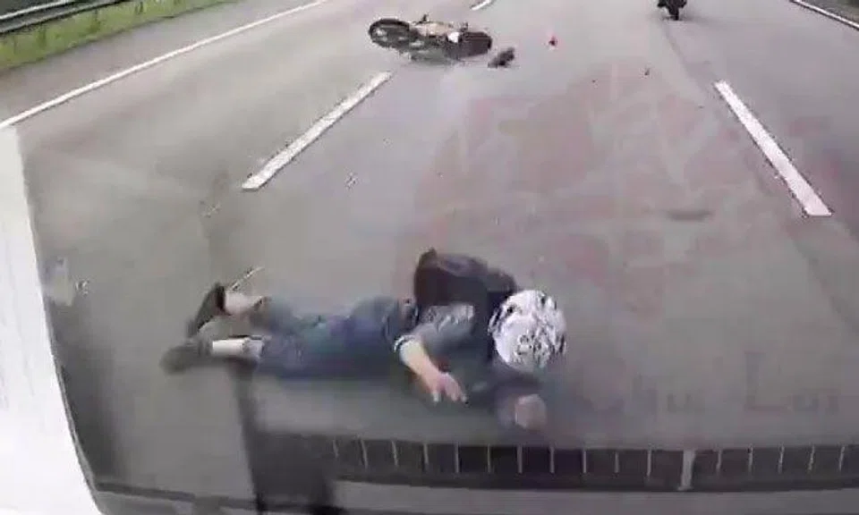 Rider falls off bike then gets run over by van along Second Link in Malaysia