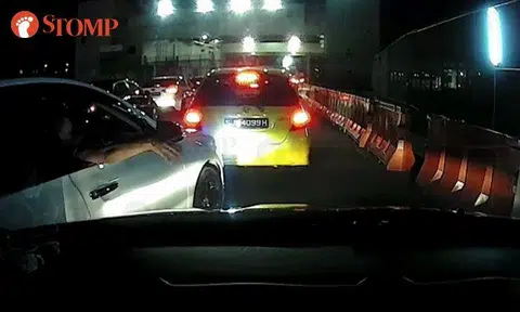 Fail to cut queue? Just show your 'powerful' hand signal like this impatient driver at Woodlands Checkpoint