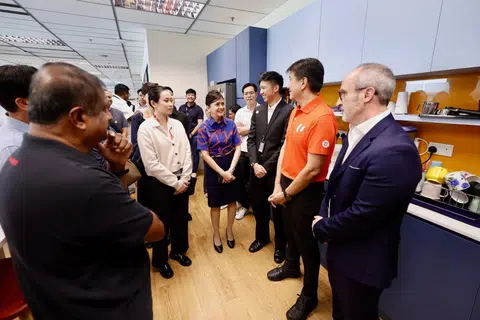 Labour chief Ng Chee Meng (second from right) meeting Jetstar Asia workers on June 18.