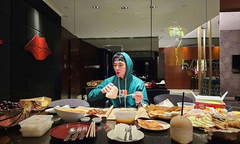 Jam Hsiao's agency shared a photo of him having local food in Singapore. PHOTO: CHINA FUN ENTERTAINMENT/FACEBOOK