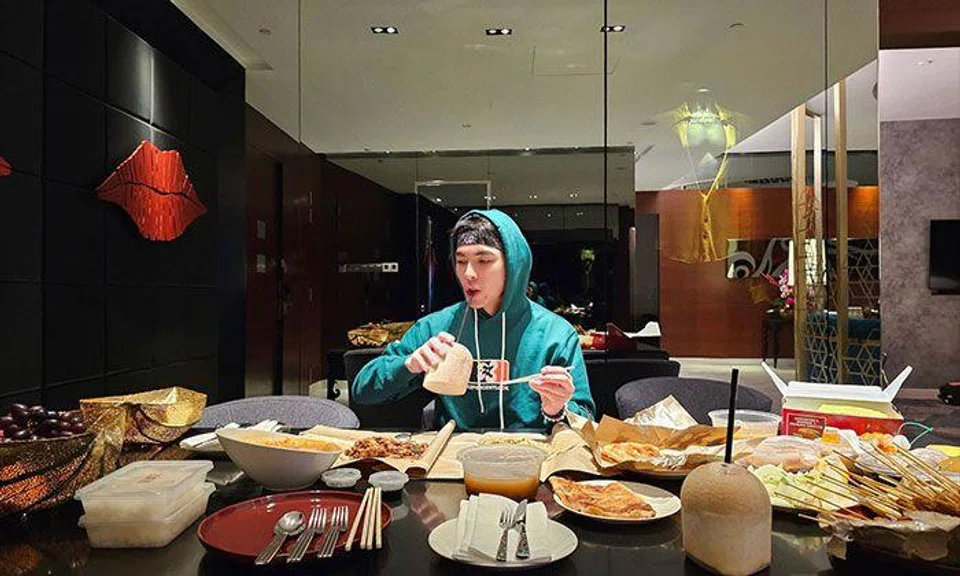 Jam Hsiao's agency shared a photo of him having local food in Singapore. PHOTO: CHINA FUN ENTERTAINMENT/FACEBOOK