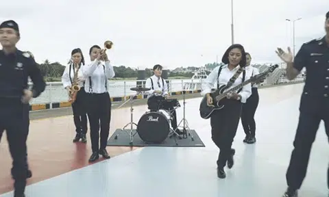 When your friendly neighbourhood 'mata' sing better than you: See SPF's X'mas and New Year video