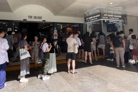 Singaporeans rush to buy yen as currency weakens to record low