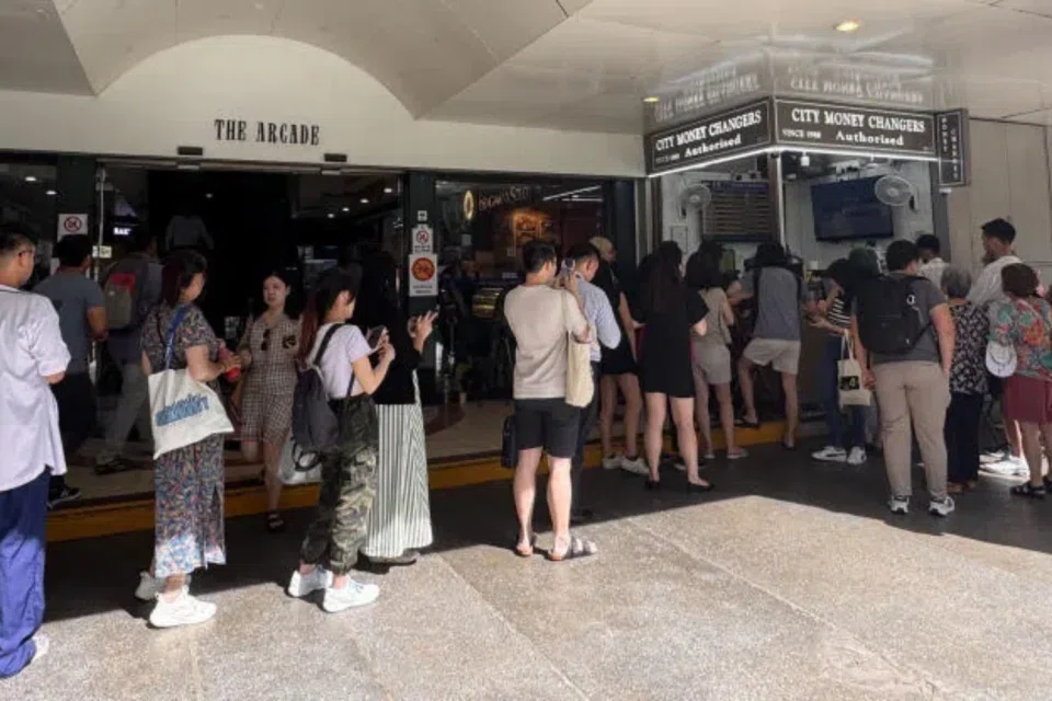 With year-end holidays approaching, Singaporeans are visiting money changers to stock up on yen. 