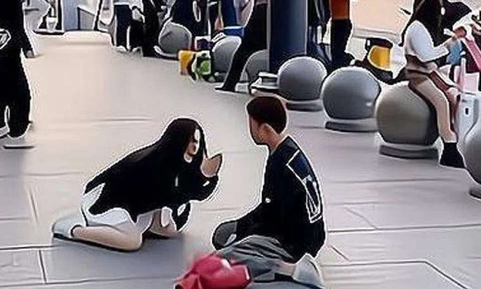 Anhui woman kneels down in public, begs suitor to give up after 5 years of wooing her