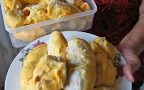 Redhill resident calls police after paying salesman $188 for 'tasteless' durians