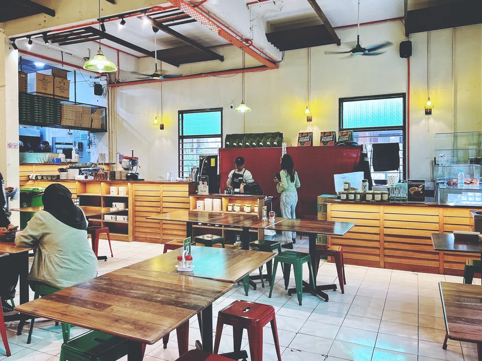 Le LA is a canteen-style kopitiam serving local dishes like nasi lemak and mee siam alongside novel pizzas topped with smoked duck or truffle.