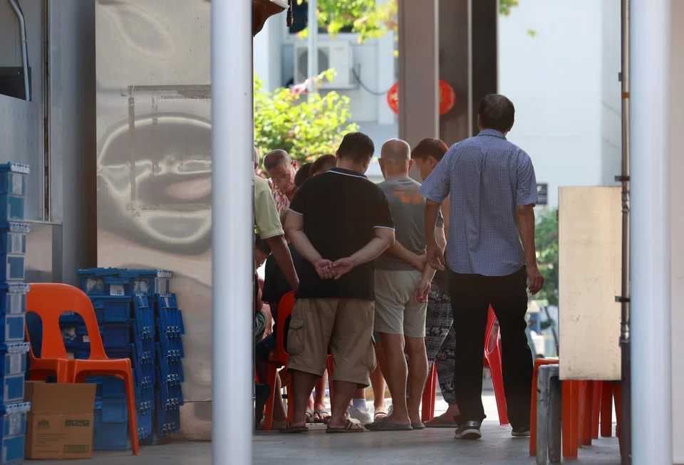 About 10 individuals were spotted at the scene.