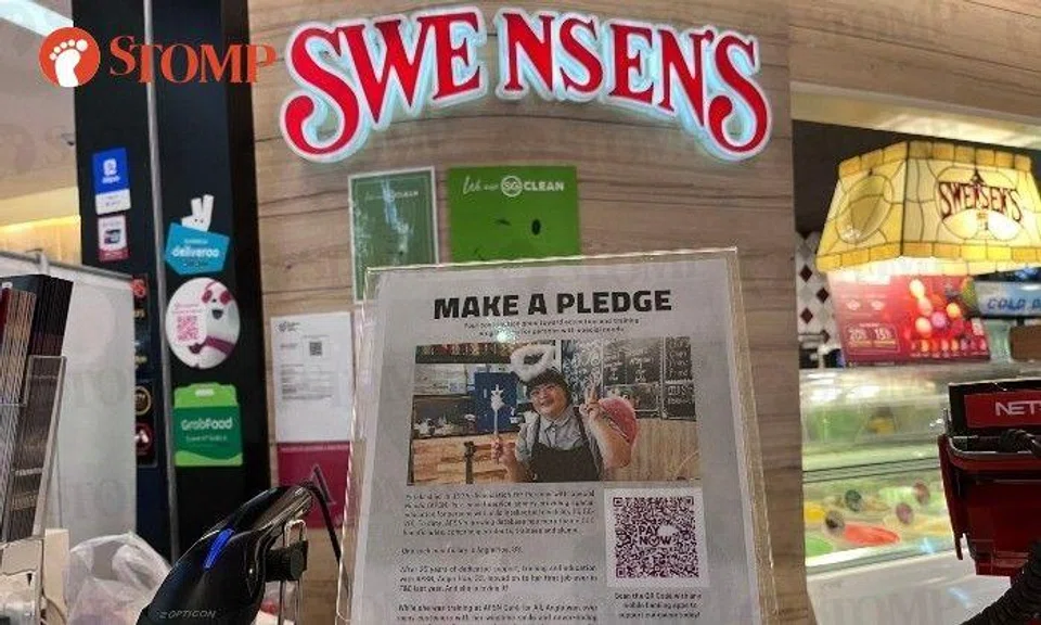 A small sign at the Swensen's cashier's counter asking for donations to APSN.