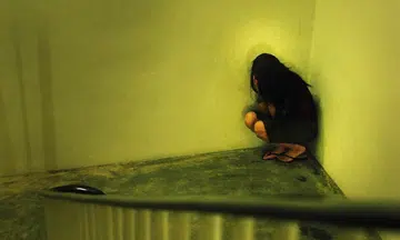 Wife says she wants to remarry, husband then chokes her, forcing her to flee to MRT station