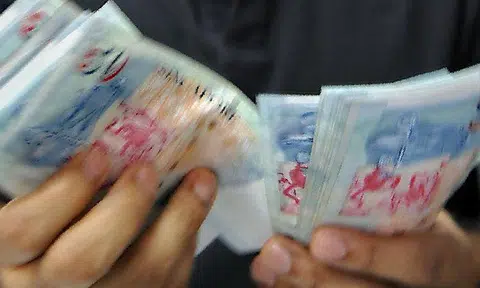 HR director paid herself monthly 'allowances' and embezzled almost $200k, received promotion