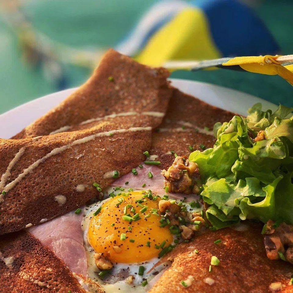 Madam Flod’s Complete galette with egg, ham and Emmental cheese. 