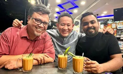 Former Member of Parliament Amrin Amin (centre) with actor Suhaimi Yusof (left) and Sizzlers drinks stall owner Sheik Mohammad. PHOTO: AMRINAMIN/INSTAGRAM