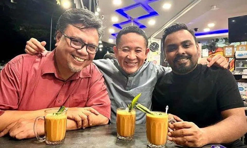 Former Member of Parliament Amrin Amin (centre) with actor Suhaimi Yusof (left) and Sizzlers drinks stall owner Sheik Mohammad. PHOTO: AMRINAMIN/INSTAGRAM