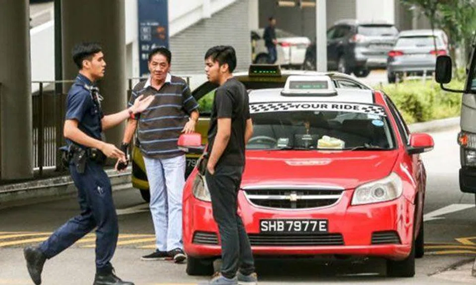 An officer attempting to mediate the argument between Mr Wu (center) and the motorist (rightmost). 