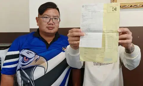 A stall owner in Johor (right) is facing a fine of at least RM3,000 (S$968) for supposedly failing to include CNY surcharges in his menu. 