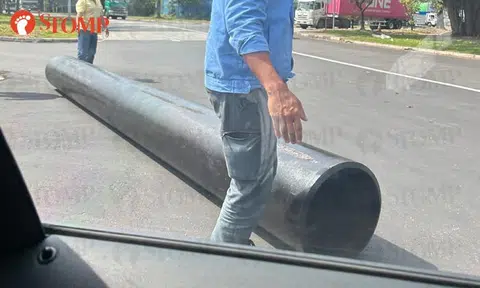 Large pipe falls from lorry onto road in Tuas