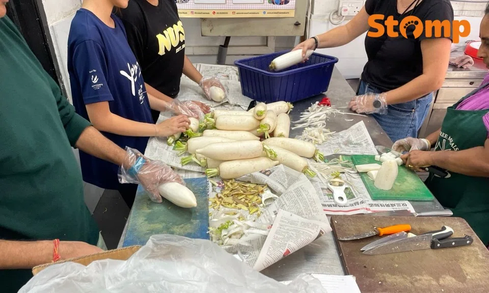 soup kitchen staff feed 4,000 migrant workers for free