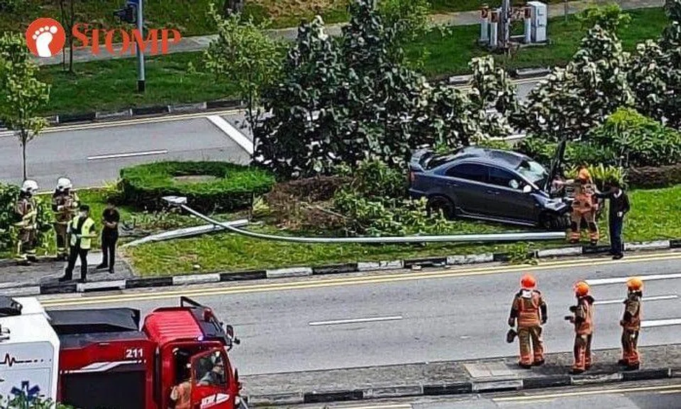 Stomper Theresa shared a photo of the car on the green verge of the road divider with its front bonnet damaged and a lamp post lying next to it.