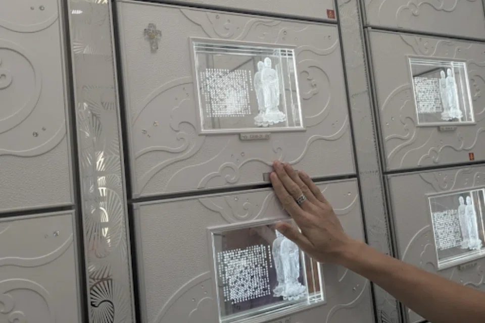 Redditor Ahfookies liked the design of the columbarium and the waiting area but was surprised that there were agents for properties for the dead.