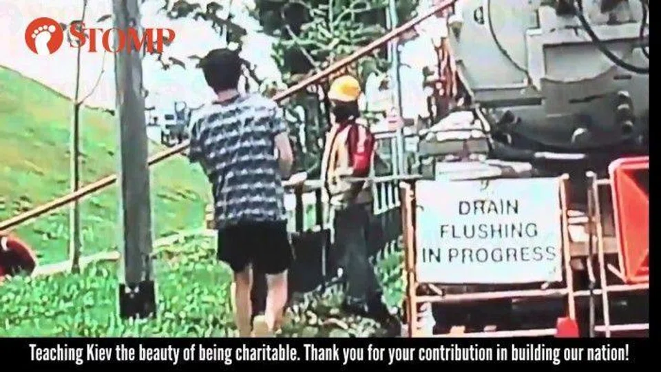 Family buys cold drinks for workers at Bukit Panjang