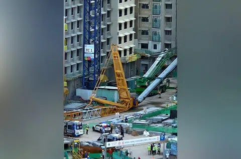 A crane boom broke and the jib fell to the ground, hitting a worker who was at the site of the Sin Ming Residences BTO project on Oct 10.