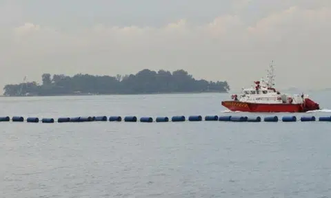 SCDF officers deployed a rescue vessel and team of divers. Photo: Shin Min Daily News