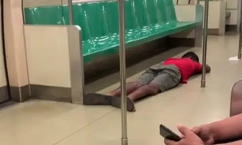 Man lies flat on his belly on the train floor: 'This is proof that our trains are so clean'
