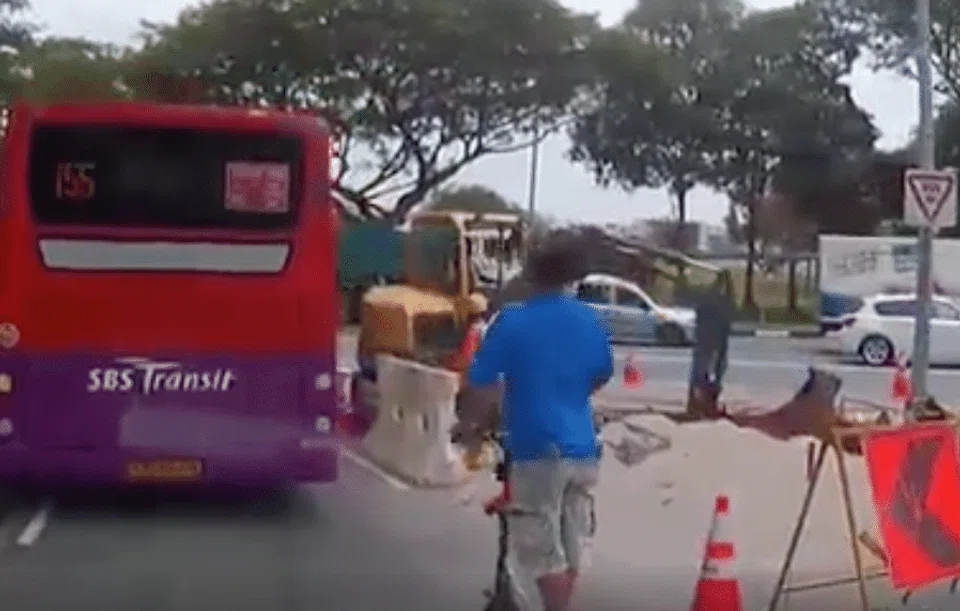 'Champion' e-scooter rider goes on 2nd lane of road, right next to bus