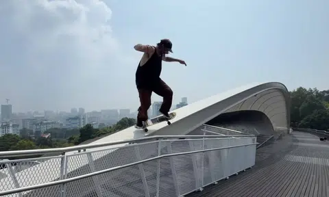 Popular American skateboarder skates dangerously along arch at Henderson Waves bridge