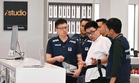 Chinese national asked by friend to work in S'pore for $2,600, ends up in jail after buying iPhones for syndicate