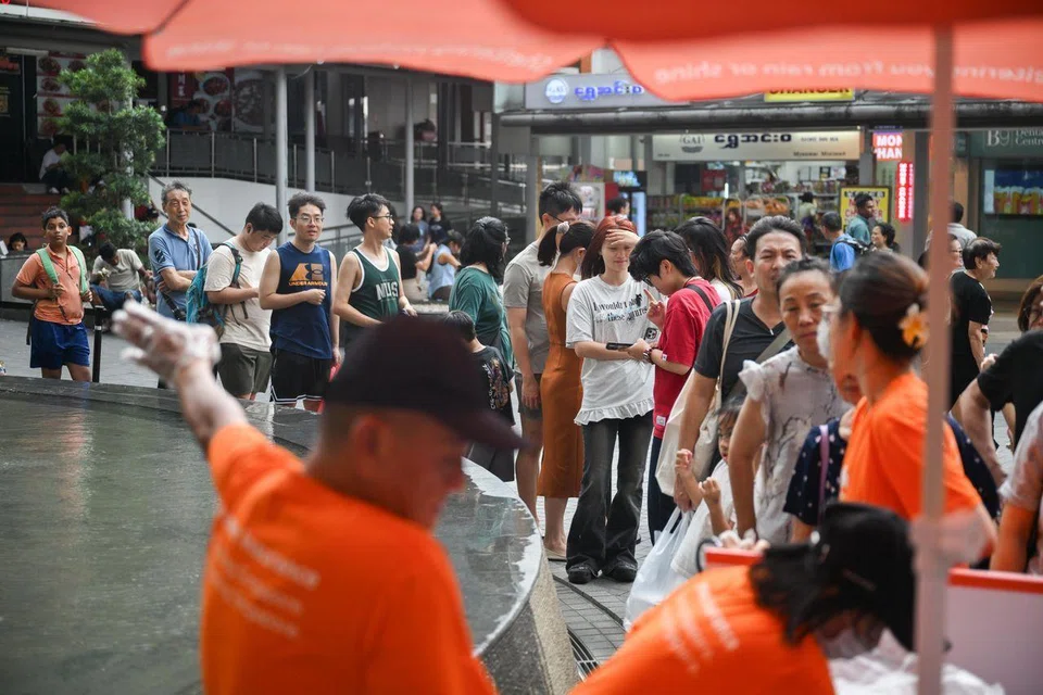 A long queue forming near Clementi Mall on Aug 10, with people eagerly awaiting their turn to receive a free serving. ST PHOTO: SHINTARO TAY