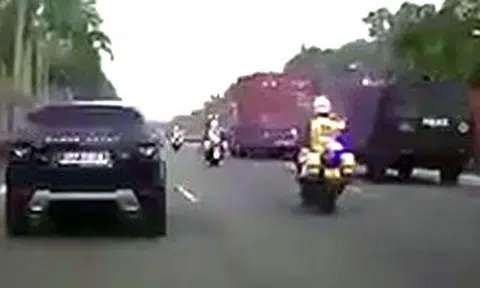 Motorist complains about ECP lanes being hogged by armed motorcade, only to get slammed by netizens