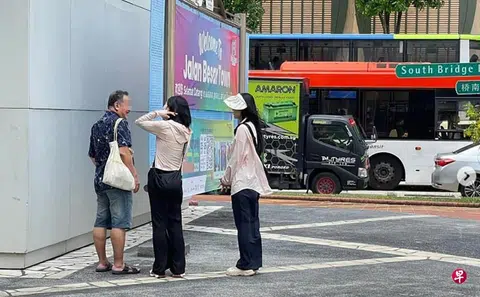 Witnesses took photos of two foreign women asking for money from an old man in Chinatown. 