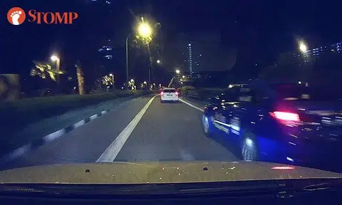 ComfortDelgro taxi driver overtakes motorists at high speed, cuts into lane without signalling