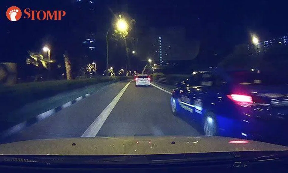 ComfortDelgro taxi driver overtakes motorists at high speed, cuts into lane without signalling