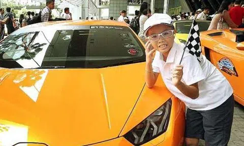 Brain tumour patients enjoy ride in supercars