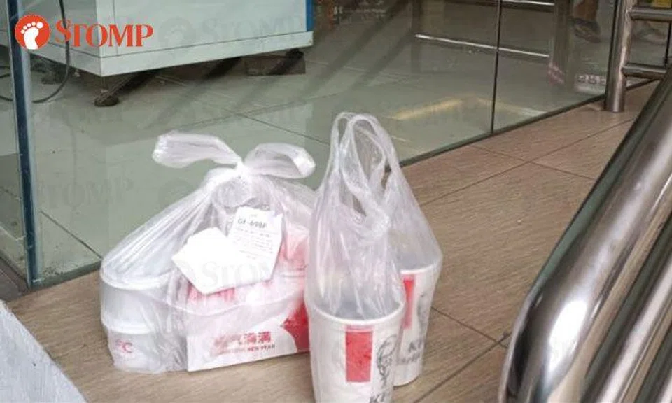 Stomper ends up with no food after GrabFood deliveryman leaves his KFC order outside shopping mall