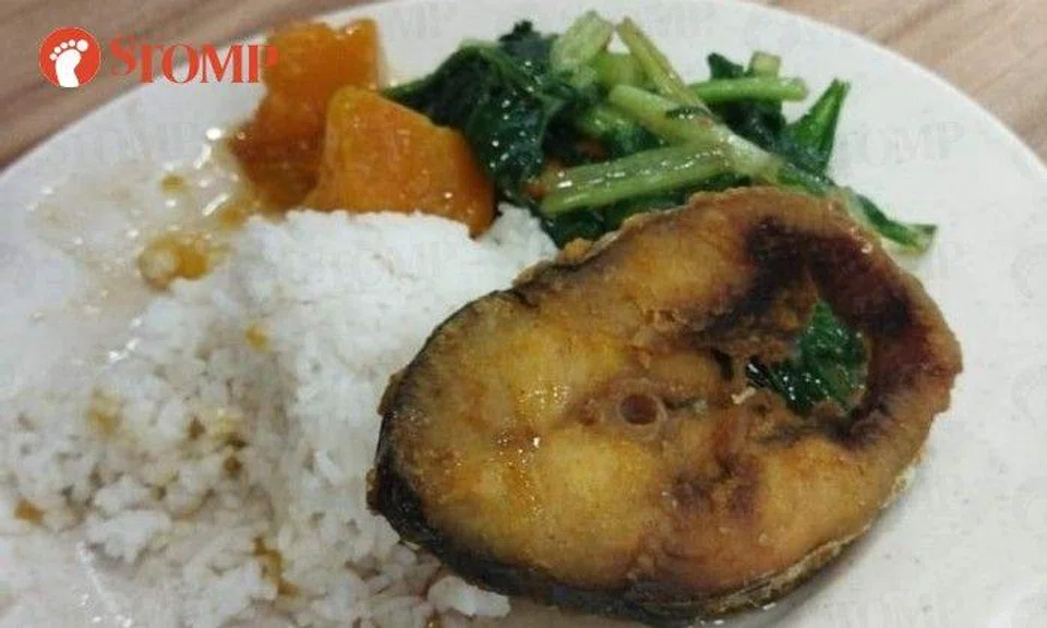 Stomper Kwan shared a photo of a plate of rice with vegetables and a piece of fish he bought from the Kimly mixed rice stall in a coffee shop next to the Eunos MRT station.