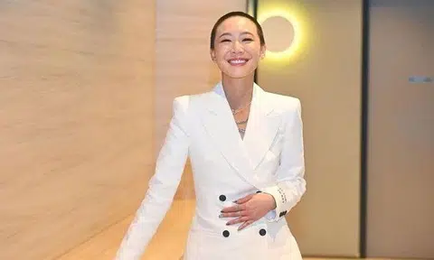 Actress Julie Tan shows off her buzz cut at a press conference for the local movie Good Goodbye on March 26. ST PHOTO: AZMI ATHNI