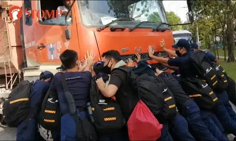 Off-duty SCDF officers unite to push truck after it stalled in middle of road at Jalan Bahar
