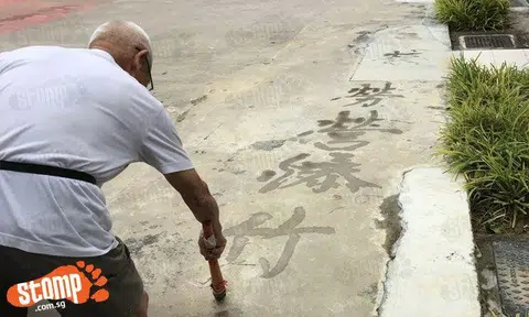  Check out this calligraphy master practicing his work near Taman Jurong CC every morning