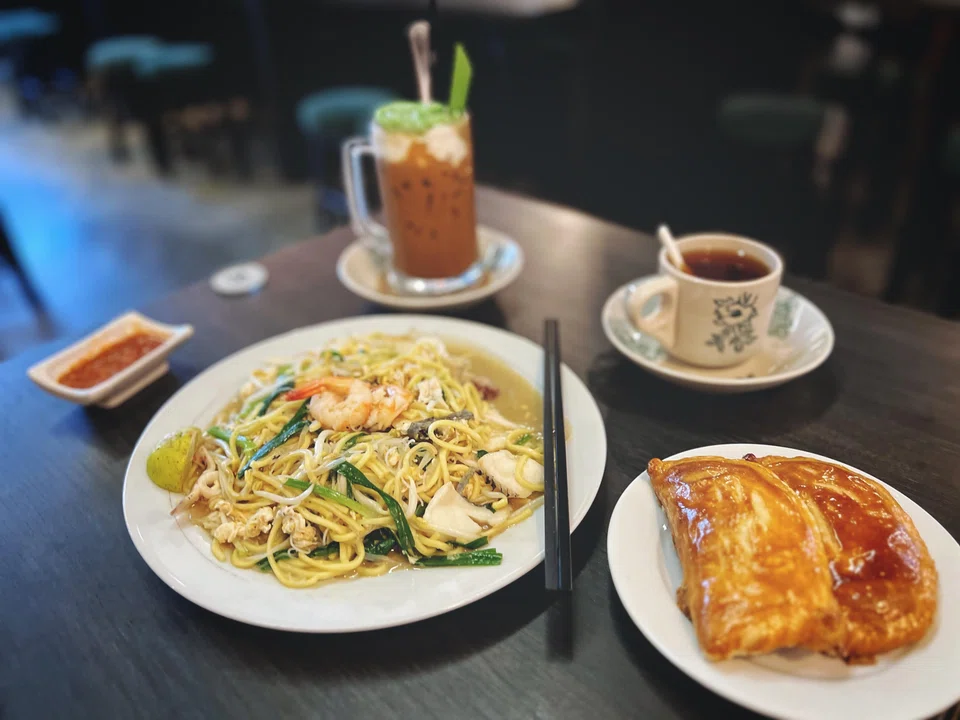 Huai Heong's Singapore Prawn MeHuai Heong's Singapore Prawn Mee, along with two traditional pastries, called Kok filled with kaya and a kopi cendol combo drink.