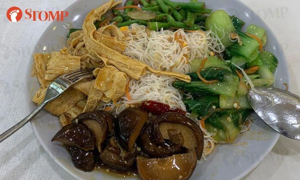 Diner charged $7.90 for economy rice with '2 meat and 2 vegetables' -- but where's the meat?