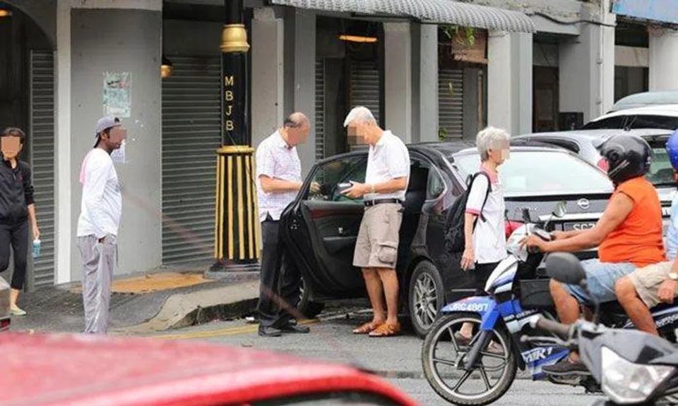 Singaporean drivers targeted by parking bay hoggers in JB, many pay to avoid trouble