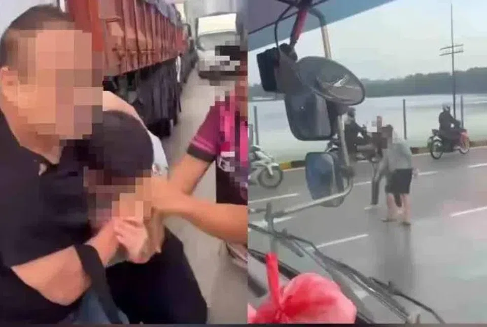 A video was uploaded by a Facebook user showing two men fighting on a busy road.