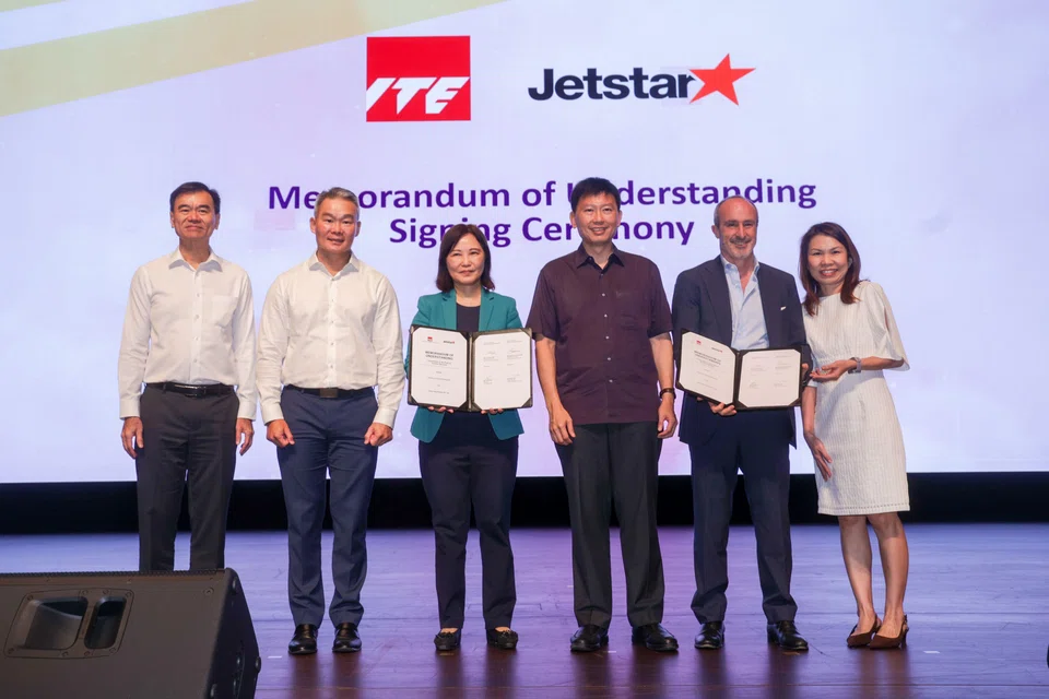 Transport Minister Chee Hong Tat (third from right) at the MOU signing on Feb 14.