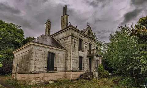 Decaying on the outside -- but this abandoned house is mind-blowing on the inside
